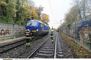 Einsatzkräfte der Feuerwehr München bei einem Einsatz auf den Bahngleisen.