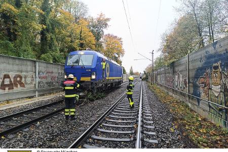 Einsatzkräfte der Feuerwehr München bei einem Einsatz auf den Bahngleisen.