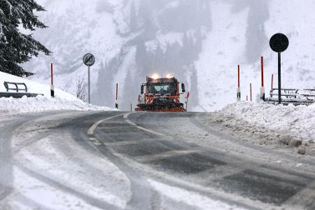 Die Bilder des Tages Ein Räumfahrzeug des Winterdienstes fährt auf dem Riedbergpass im Schneetreiben.