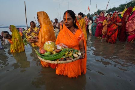 Indische Hindu-Anhänger führen während des Chhath Puja-Festes Rituale im Fluss Brahmaputra durch.