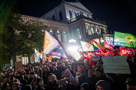 Zahlreiche Menschen nehmen an einer Kundgebung auf dem Opernplatz in Hannover teil.