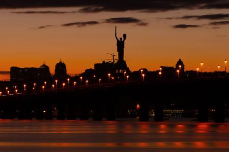 Das ukrainische Mutterland-Denkmal in Kiew ist bei Sonnenuntergang zu sehen.