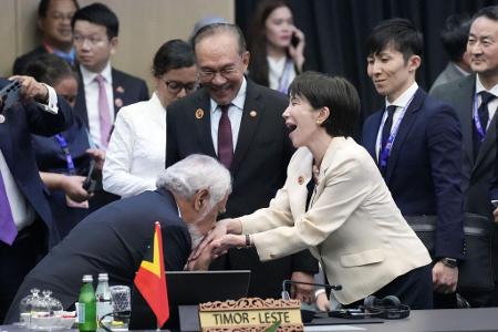 Die japanische Premierministerin Sanae Takaichi unterhält sich mit dem Premierminister von Osttimor, Xanana Gusmao, während eines Gipfeltreffens zwischen Japan und dem Verband Südostasiatischer Nationen in Kuala Lumpur.
