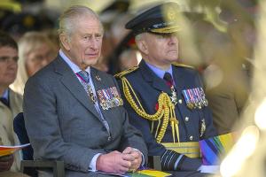 König Charles weiht erstes LGBTQ-Denkmal für britische Armee ein