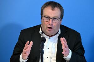 NRW-Verkehrsminister Krischer hat eine Warnung an seinen Amtskollegen im Bund. (Archivbild)