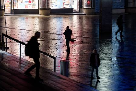 Nicht nur auf der Straße fühlen sich viele Frauen unsicher. (Symbolbild) Nicht nur auf der Straße fühlen sich viele Frauen unsicher. (Symbolbild)