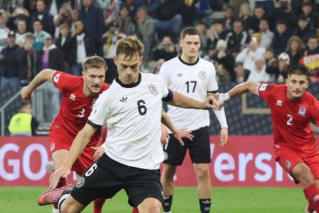 ABWEHR: Joshua Kimmich - Note: 3,0 - Lief erneut als Rechtsverteidiger auf und hielt diesmal tatsächlich eher die Breite. Hatte von dort nicht den üblichen Einfluss aufs Geschehen und leistete sich sogar ein paar ungewöhnliche Fehlpässe. Gab gerade in der hitzigen Phase aber keinen Zentimeter Rasen kampflos preis.