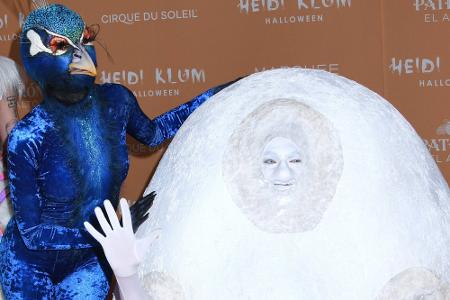 Pfau Heidi mit ihrem Ei Tom