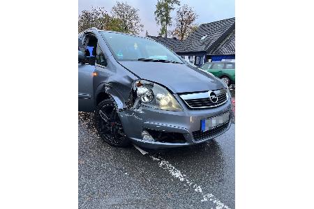 Ein 38-Jähriger verursachte am Montagnachmittag (27.10.2025) mit seinem Opel Zafira unter dem Einfluss von Alkohol einen Verkehrsunfall in Haspe.