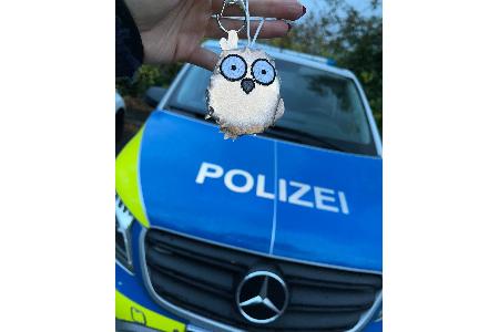 Kleine reflektierende Anhänger oder reflektiere Streifen an der Kleidung geben noch etwas mehr Sicherheit. Foto: Polizei MK