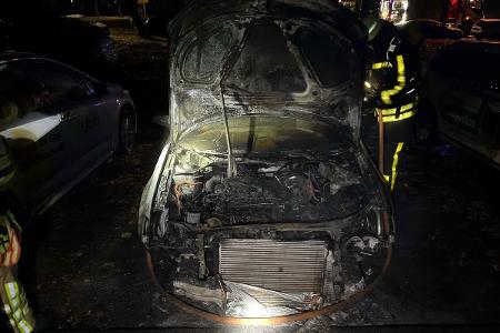 Auto brennt in Alt-Homberg