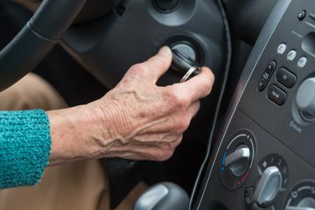 Eine Studie hat herausgefunden, was Ursachen für Verkehrsunfälle Älterer sind. (Symbolbild)