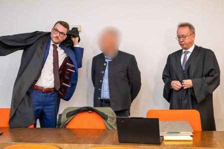 Angeklagt sind vor dem Landgericht München II zwei Bahnmitarbeiter unter anderem wegen fahrlässiger Tötung. Angeklagt sind vor dem Landgericht München II zwei Bahnmitarbeiter unter anderem wegen fahrlässiger Tötung.