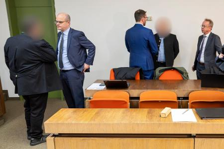 Beide Angeklagten zeigen Reue. Beide Angeklagten zeigen Reue.