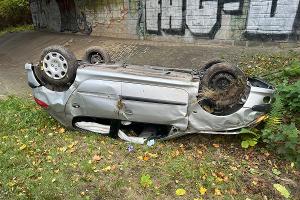 Aufschlag dicht vor den Betonpfeilern der Brücke.