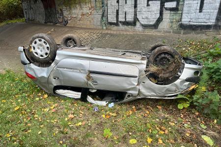 Aufschlag dicht vor den Betonpfeilern der Brücke.