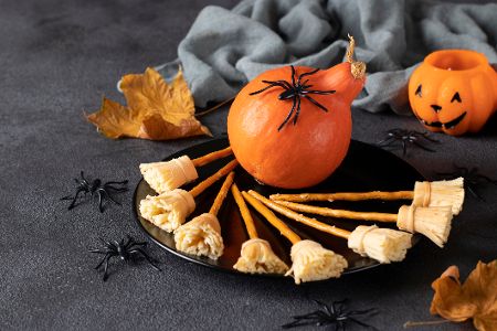 Besen aus Käse mit Salzstange als Stiel Besen aus Käse mit Salzstange als Stiel