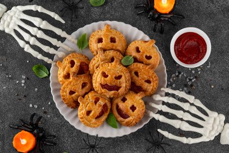 Pies in Form von Halloween-Kürbissen Pies in Form von Halloween-Kürbissen