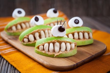 Monster aus Äpfeln und Marshmallows geformt Monster aus Äpfeln und Marshmallows geformt