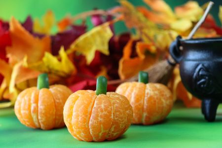 Mandarinen als Kürbisse dekoriert Mandarinen als Kürbisse dekoriert