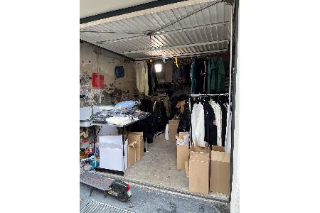 Nachdem bei der Polizei Hinweise zu einem illegalen Verkauf von Kleidung in einer Garage eingingen, stellten Einsatzkräfte der Kriminalpolizei am Montag (27.10.2025) gefälschte Kleidung sowie Waschmittel sicher.