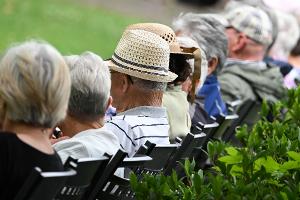 Unmittelbar nach Renteneintritt arbeiten viele Menschen noch weiter. 