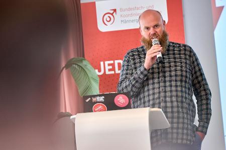 Viele betroffene Männer verharmlosen ihre Gewalterfahrung, sagt Tobias Schiefer.