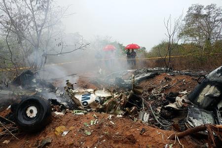 Kenianische Beamte untersuchen die Absturzstelle. Kenianische Beamte untersuchen die Absturzstelle.