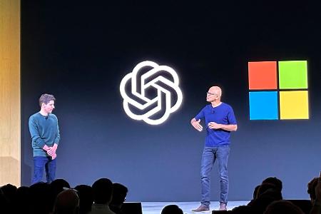 Microsoft-Chef Satya Nadella (rechts im Bild) war ein früher Unterstützer von OpenAI und des Mitgründers Sam Altman. (Archivbild) Microsoft-Chef Satya Nadella (rechts im Bild) war ein früher Unterstützer von OpenAI und des Mitgründers Sam Altman. (Archivbild)