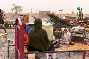 Geflüchtete Frauen aus dem  dem Sudan mit ihrer Habe. Der Machtkampf im Sudan, der seit Mitte April 2023 andauert, hat die nach UN-Angaben weltweit größte Flüchtlingskrise mit mehr als zwölf Millionen Geflüchteten ausgelöst. 