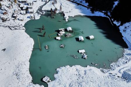 Ein Luftbild zeigt das teilweise überflutete Dorf Blatten nach den jüngsten Schneefällen.