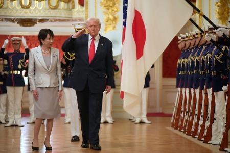 US-Präsident Trump salutiert bei seinem Besuch in Tokio.