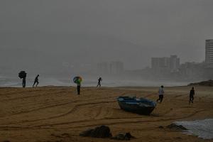 Die Vorläufer eines schweren Zyklons sind schon zu spüren, Zehntausende Menschen bringen sich in Sicherheit.