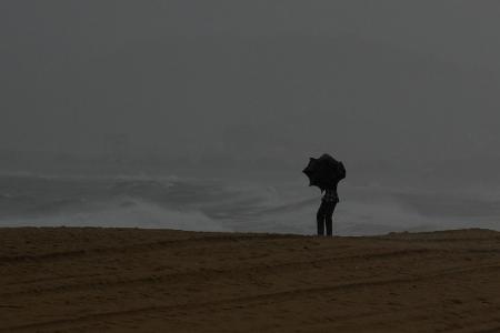 Ein schwerer Zyklon hält vor seinem Auftreffen auf Land Menschen und Behörden an Indiens Ostküste im Golf von Bengalen in Atem.