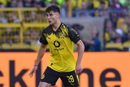 ABWEHR: Aaron Anselmino (bis 45.) - Note: 4,5 - Musste von Beginn an ran, weil Bensebaini angeschlagen war. Ließ sich die fehlende Spielpraxis anmerken, in Summe war ein Unsicherheitsfaktor. Öffnete durch sein Einrücken vor dem Gegentreffer die Tür für Knauff. Hätte sich dann kurz vor der Pause binnen 30 Sekunden beinahe zwei Gelbe Karten abgeholt - und musste in der Kabine bleiben.