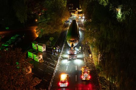 Die Bilder des Tages Ausrangierter Bundeswehr-Airbus kommt am Serengeti-Park an.