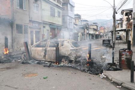 Die Kriminellen steckten Barrikaden in Brand.