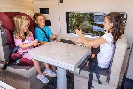 Sitzgruppe fahren, Campingbus, Familie
