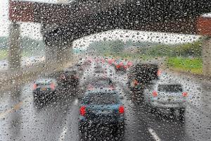 Feucht oder nass – Verwechslung kostet 200 Euro Auto im Regen Brücke