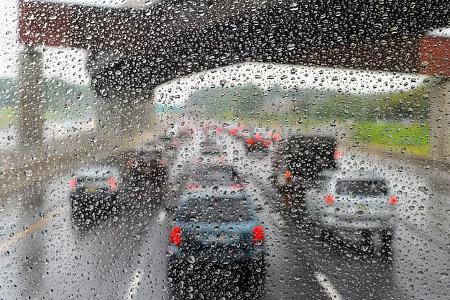 Auto im Regen Brücke Auto im Regen Brücke