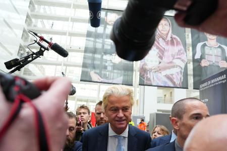 Der Rechtspopulist Geert Wilders nach der Stimmabgabe in einem Wahllokal während der Parlamentswahlen in den Niederlanden.