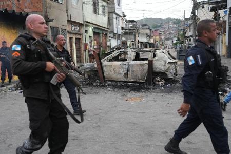 Polizeieinsatz gegen mutmaßliche Drogenhändler in der Favela Complexo do Alemao in Rio de Janeiro.