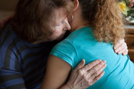 Einsamkeit durch Schmerzen: Damit es dazu nicht kommt, können Angehörige Pflegebedürftige unterstützen.