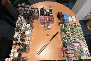 Im Rahmen eines Sondereinsatzes fanden Einsatzkräfte der Polizei und des städtischen Ordnungsdienstes am Dienstagmorgen (28.10.2025) verbotene Genuss- und Arzneimittel in einem Kiosk.