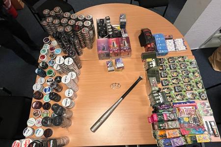 Im Rahmen eines Sondereinsatzes fanden Einsatzkräfte der Polizei und des städtischen Ordnungsdienstes am Dienstagmorgen (28.10.2025) verbotene Genuss- und Arzneimittel in einem Kiosk.