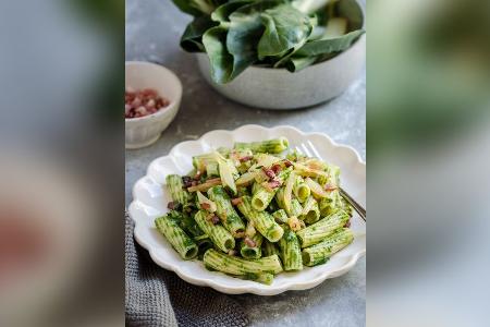 Rigatoni mit Mangold-Pesto und Speck