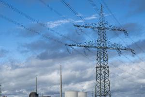 Das ehemalige Kernkraftwerk nach der Sprengung der Markanten Kühltürme. (Archivbild)