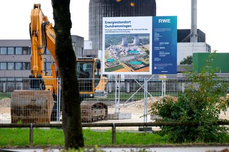 Eine Bautafel informiert in Gundremmingen über den Energiestandort. (Archivbild)
