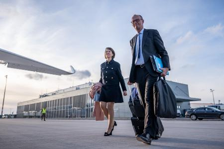 Dass Merz seine Ehefrau mit in die Türkei nimmt, kann als besonderes Zeichen an Erdogan gewertet werden, dass es sich für ihn nicht nur um einen Routinebesuch handelt.