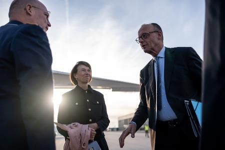 Merz' Frau Charlotte war bislang beim G7-Gipfel und bei der Amtseinführung des Papstes in Rom dabei. 
